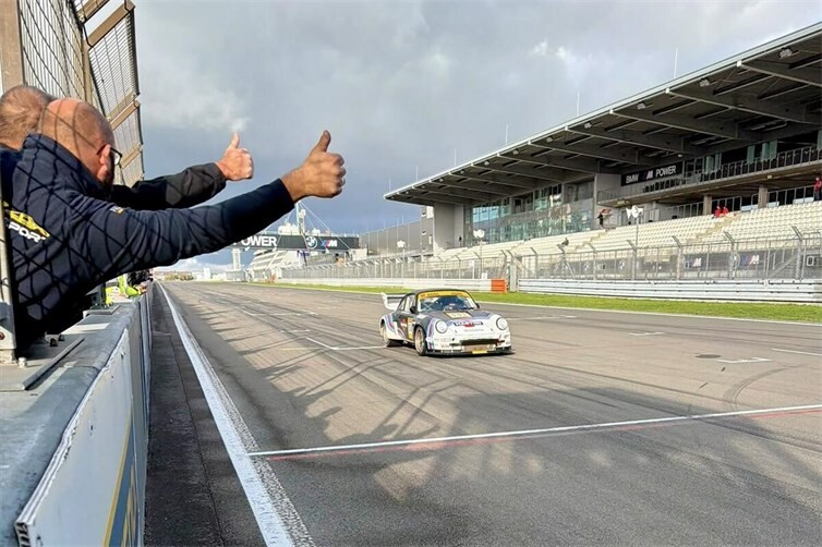 Nach einer starken Aufholjagd überquert der Martini-Porsche mit Andre Kunkel, Hummel und Dannesberger im dritten Lauf die Ziellinie.