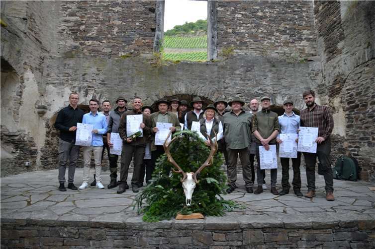 Nach einer über zehn Monate dauernden Ausbildung und anspruchsvollen Prüfung wurden 17 Prüflinge feierlich zu Jägern geschlagen. Foto: U. Weiß