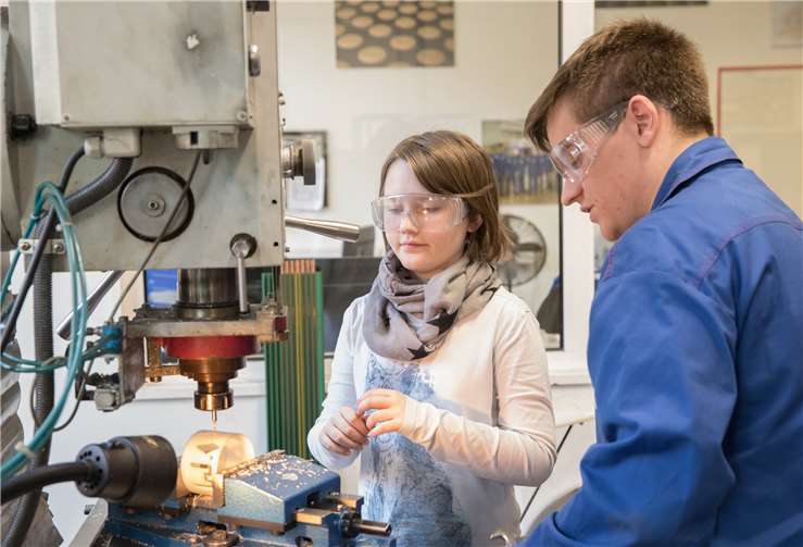 Nach einer umfassenden Einführung mit allgemeinen Informationen über die Ausbildung und das Unternehmen sowie der Arbeitssicherheit- und Hygieneunterweisung begleiteten die Jugendlichen einzelne Fachkräfte in ihrem Arbeitsalltag.Copyright: Karina Schuh Photography
