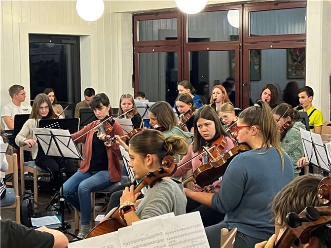 Nach einer zweijährigen coronabedingten Pause ging es in diesem Jahr wieder mit dem Chor, der Big Band und dem Orchester des Erich-Klausener-Gymnasiums nach Gerolstein, um verschiedene Lieder bzw. Musikstücke für das Schulkonzert im Sommer einzustudieren. Foto: privat