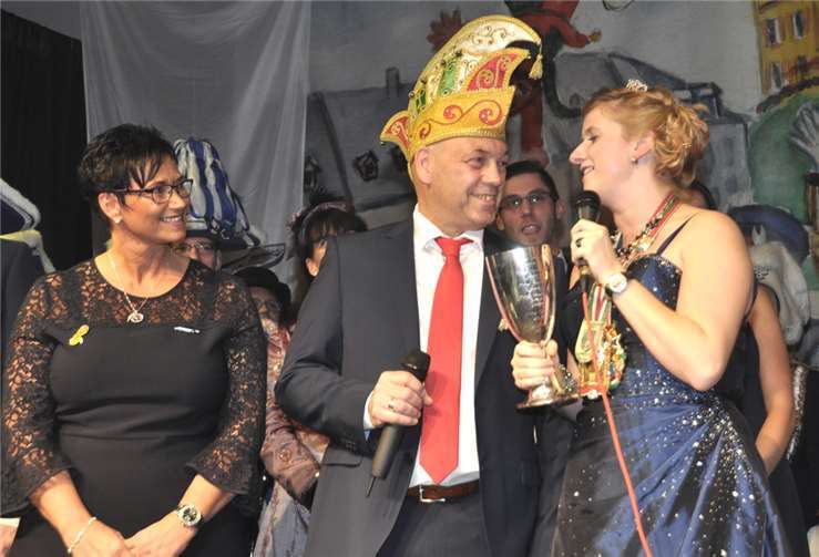 Nach einigem Hin und Her, schließlich war er schon dreimal im Besitz der blaublütigen Familie Weber, übergab Exprinzessin Heike den Pokal an Prinz Uli I. Darüber freute sich auch Prinzengemahlin und Page Nicole (links).