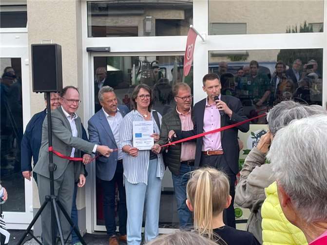 Nach einigen Dankesworten wurde das obligatorische Band durchschnitten. V.l.n.r..: Marion Gutberlet (hinten), Ortsbürgermeister Thomas Boden, Bürgermeister Hans-Werner Breithausen, Eheleute Carmen und Jörg Sombrutzki, Kai Kuhn  Foto: Gemeinde Roßbach