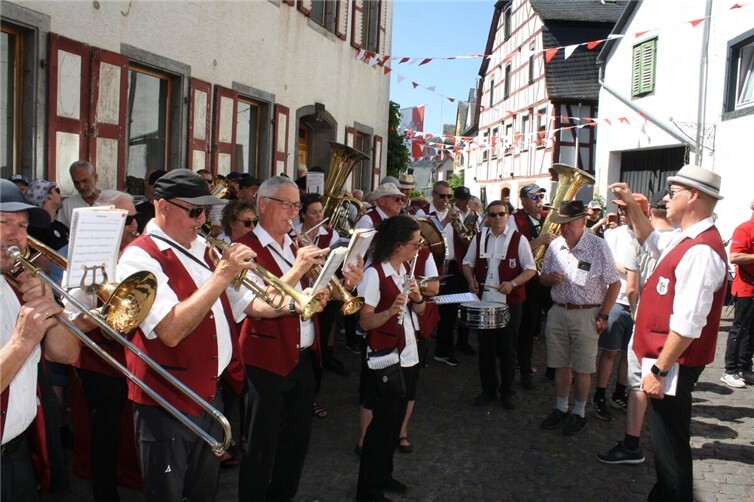Nach einigen Ständchen am Wohnsitz der neuen Weinkönigin ging es per musikalischem Festumzug zur Weinfestmeile an der Moselpromenade.