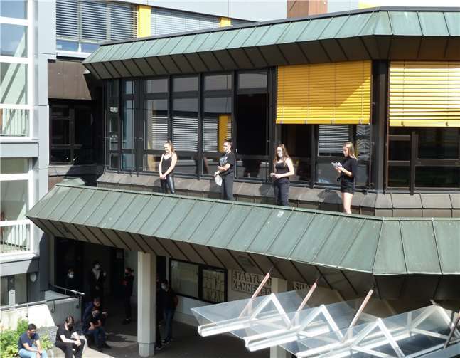 Nach einigen einleitenden Worten wurde in einer Schweigeminute den Opfern des Rassismus gedacht.