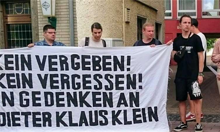 Nach einigen kurzen Gedenkreden gingen die Teilnehmer der Kundgebung zum Rathaus.privat