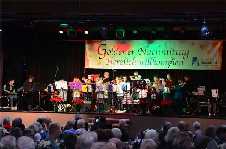 Nach einjähriger coronabedingter Pause hatte die Stadt Remagen ihre über 75-jährigen Bürgerinnen und Bürger wieder zum „Goldenen Nachmittag“ in die Remagener Rheinhalle eingeladen.Foto:Stadt Remagen