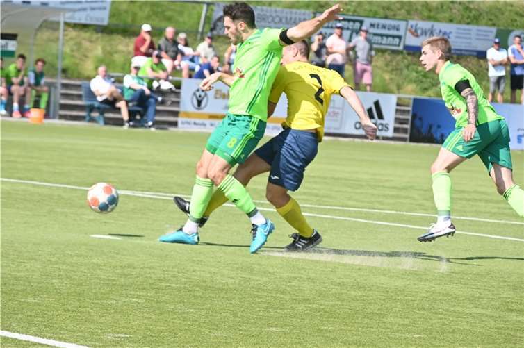 Nach elf Minuten musste Pascal Zimmer (links) wegen einer Knieverletzung raus.