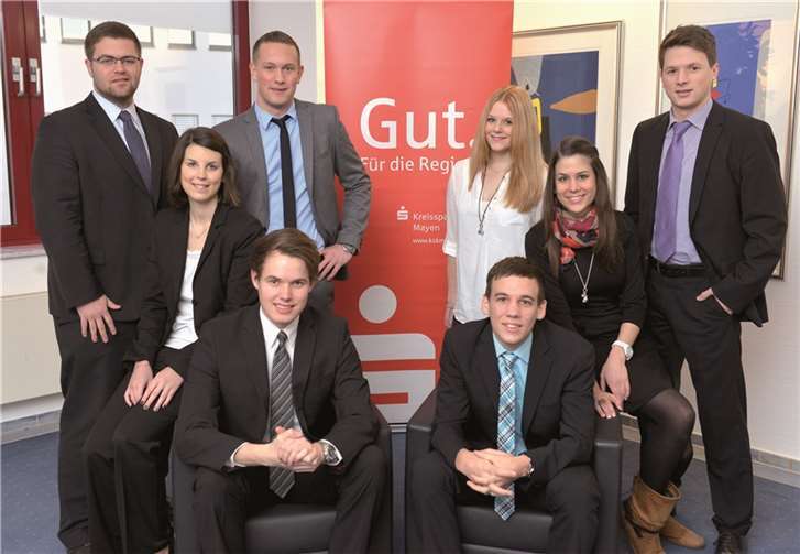 Nach erfolgreich abgelegter Prüfung strahlen die „frisch gebackenen“ Bankkaufleute der Kreissparkasse Mayen um die Wette (v. l.): Florian Bales, Julia Nebgen, Max Zensen, Harald Kern, Julia Einig, Lars Unterbörsch, Alexandra Ring, Christian Weiß.privat