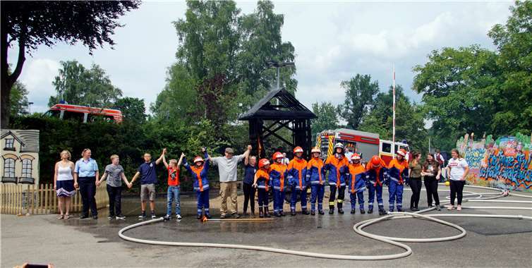 Nach erfolgreich gelöschtem Brand bedankten sich dieJugendfeuerwehr und die beteiligten Schauspieler beim applaudierenden Publikum.