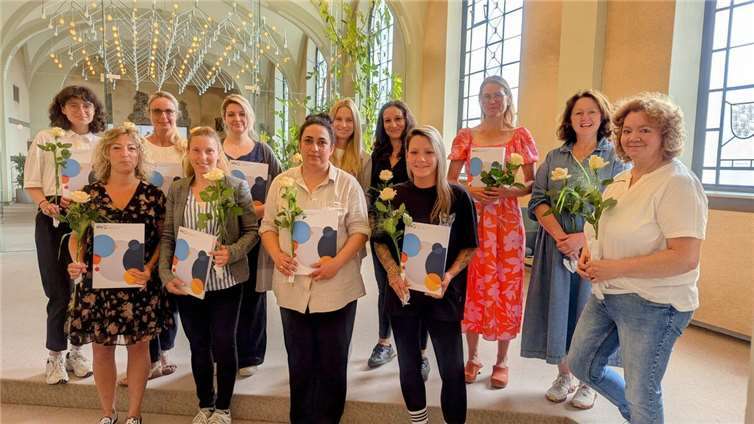 Nach erfolgreichem Abschluss der einjährigen „Pädagogischen Basisqualifikation“ überreichte die Kreis-vhs den Teilnehmerinnen Zertifikate und Rosen.  Foto: Kreis-vhs / Alexandra Tschesche