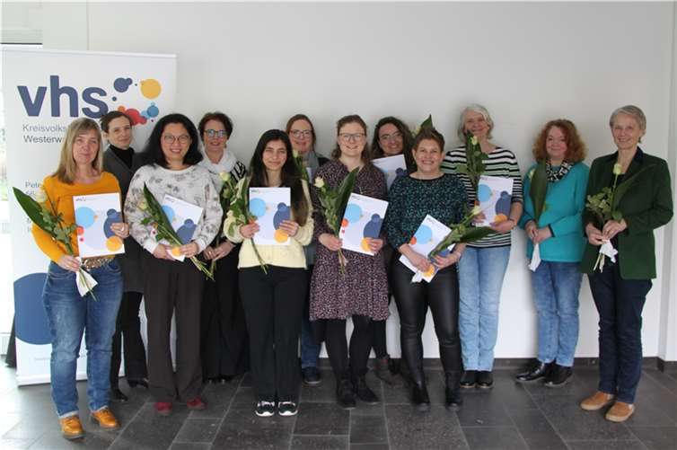 Nach erfolgreichem Abschluss halten die Teilnehmenden stolz ihre Zertifikate in der Hand. Herzlich gratulierten Kreis-vhs-Leiterin Alexandra Tschesche (2. v. l.) und die Erste Kreisbeigeordnete Gabriele Wieland (1. v. r.).  Foto: Kreisverwaltung / Carolin Faller