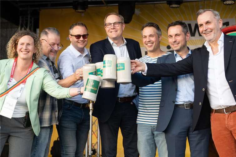 Nach erfolgreichem Fassanstich durch OB David Langner, Prost auf den 47. Schängelmarkt: links: Citymanagerin KO Christiane Walther-Oeckel, mitte: Geschäftsführer KO Stadtmarketing Claus Hoffmann, von rechts aussen: Heiko Langer von Bitburger Braugruppe, Links daneben OB David Langner zusammen mit den Gesellschaftern der Koblenzer Stadtmarketing Gmbh. Fotos: SCH