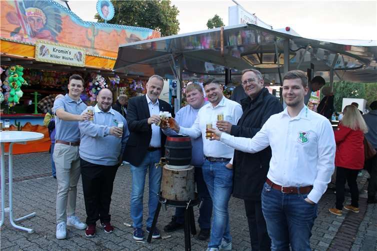Nach erfolgreichem Fassanstich hieß es „Prost auf die Kirmes“! Fotos: DU