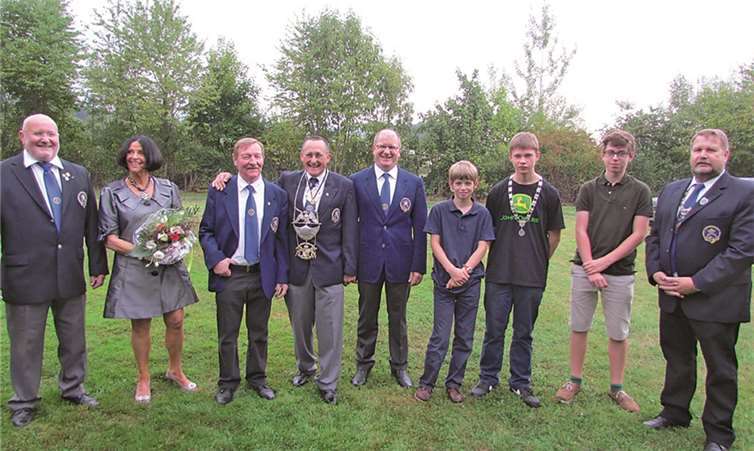 Nach erfolgreichem Ringen um die Königswürde: (v.l.) das scheidende Königspaar Hans und Uschi Bäsch, der neue König Volker Kastrup (mit Kette) mit seinen Königsführern Uwe Hanf und Volker Bosch, Jugendkönig Michael Kroll mit den Geschwistern Friedrich und Maximilian zu Wied und dem Vorsitzenden Heinz Gräf. Hans Hartenfels