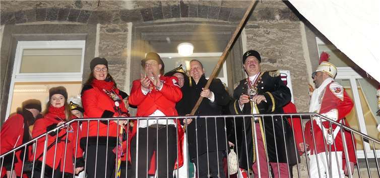 Nach erfolgreichem Sturm auf die städtische Bastille, schwenkt Bürgermeister Klasen die weiße Fahne. Fotos: TE