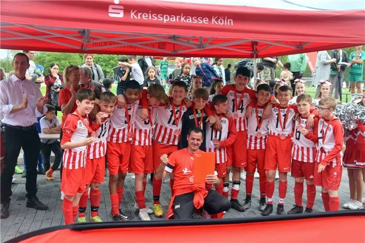 Nach erfolgreichem Vorrundenturnier: Die D-Junioren des SV Rot-Weiß stehen bald im Finale in Köln auf dem Rasen.Fotos: SV Rot-Weiß Merl