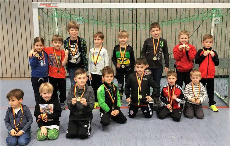 Nach erfolgreichen Spielen nahmen die Bambinis der JSG, sichtlich stolz, ihre wohlverdiente Medaille in Empfang. Foto: privat