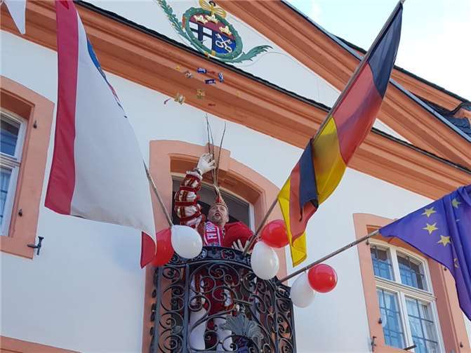 Nach erfolgreicher Erstürmung des Erpeler Rathauses ließ es Prinz Andy I. aus dem Hause Peters aus vollen Händen Kamelle regnen.