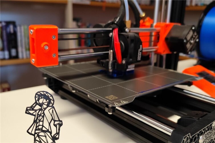 Nach erfolgreicher Kurs-Teilnahme können Interessierte die 3D-Drucker während der Öffnungszeiten der Bücherei selbstständig nutzen.