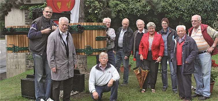 Nach erfolgreicher Montage der rekonstruierten Kelterbehälter lud der Obst- und Gartenbauverein zu einem ersten Kelterfest ein.  DL