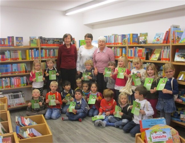 Nach erfolgreicher „Prüfung“ erhielt jedes Kind den Bibliotheksführerschein. privat