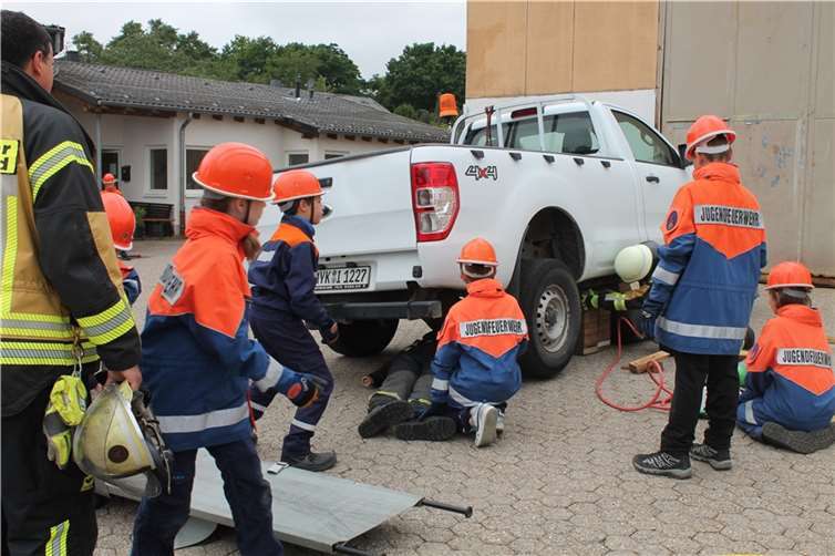 Nach erfolgreicher Sicherung und Rettungsmaßnahme konnte die Puppe problemlos unter dem Auto hervorgezogen werden.