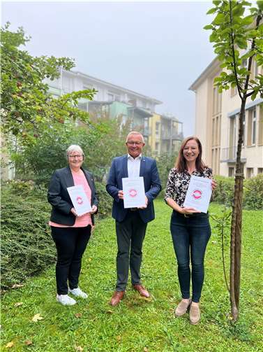 Nach erfolgreicher Veranstaltung können nun dank des veröffentlichten Readers alle Interessierten von den Erkenntnissen profitieren: Landrat Achim Hallerbach mit den Gleichstellungsbeauftragten Beate Ullwer (links) und Daniela Kiefer. Foto: Martin Boden
