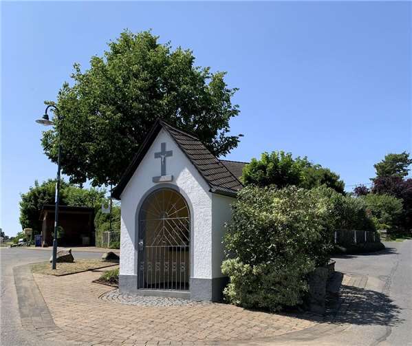 Nach erfolgreicher Verschönerungsaktion erstrahlt die Goldscheider Kapelle und der Platz in der Dorfmitte wieder im alten Glanz. Foto: privat
