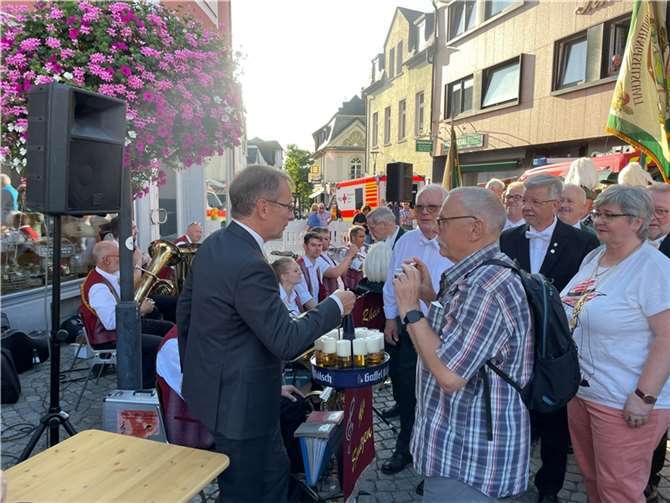Nach erfolgtem Fassanstich reichte Bürgermeister Andreas Geron.  Foto: ROB