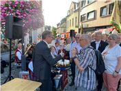 Nach erfolgtem Fassanstich reichte Bürgermeister Andreas Geron.  Foto: ROB