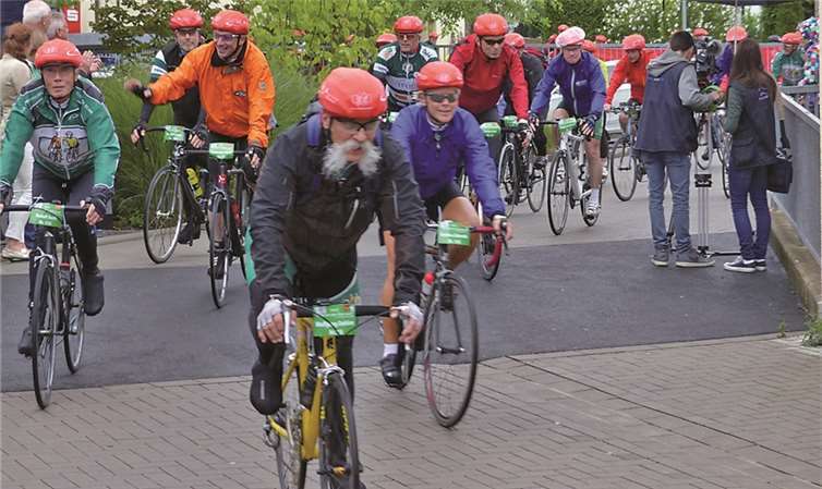 Nach etlichen Stunden im Sattel bogen die Radler auf den Parkplatz ein, doch zum Feiern waren sie alle noch fit.