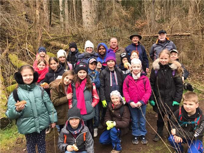 Nach etwa zwölf Nistkästen durften sich alle noch bei einer Bratwurst und einem Getränk stärken, bis es dann auf den Rückweg ging. Quelle: Grundschule Burgen