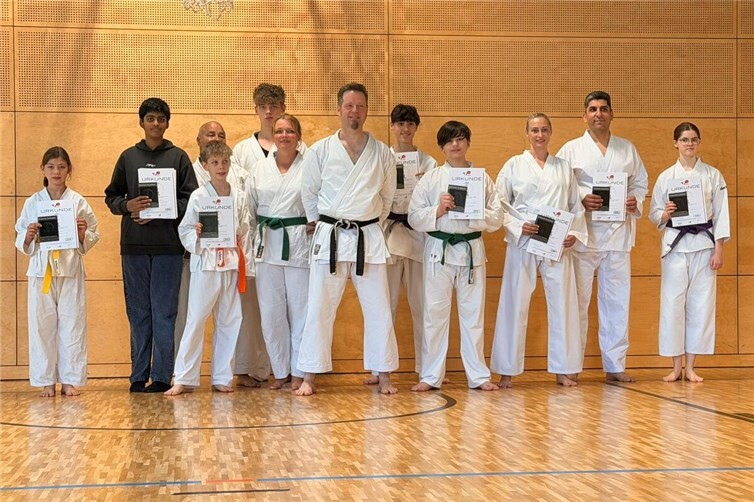 Nach etwas über 90 Min. Prüfungsdauer konnten alle ihre mit Fleiß bestandene Prüfungsurkunde und den Eintrag im Karate Ausweis erhalten.