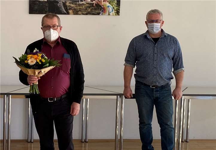 Nach fast 31 Jahren in der Verbandsgemeindeverwaltung Kaisersesch und mehr als 43 Jahren im öffentlichen Dienst beginnt für Kassenleiter Klaus Schmitz der wohlverdiente Ruhestand.Quelle: Verbandsgemeinde Kaisersesch