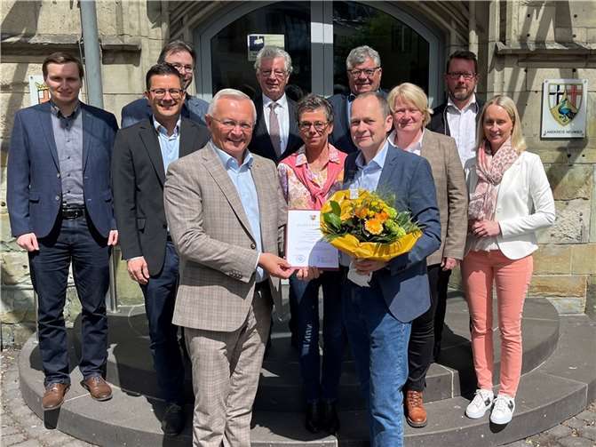 Nach fast 36 Jahren in der Neuwieder Kreisverwaltung hat Landrat Achim Hallerbach den Leiter der Abteilung „Ordnung, Verkehr und Rechtsangelegenheiten“, Frank Laupichler, in den Ruhestand verabschiedet. Seine Nachfolger Mario Becker hat er selbst ausgebildet.  Foto: Kreisverwaltung Neuwied/Ulf Steffenfauseweh