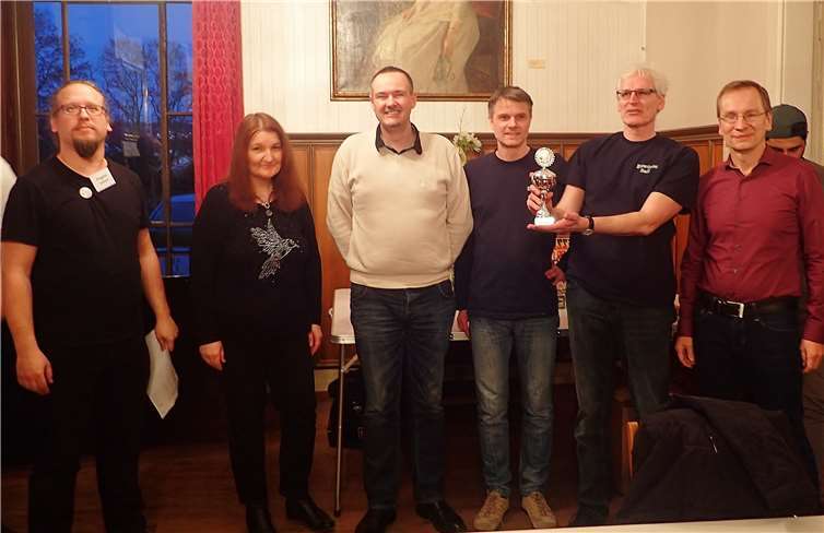 Spannender Spiele-Marathon im Schloss Nach fast neun Stunde Spielspaß standen die Gewinner, das Team „Eiswürfel 2“ fest und bekamen von Bürgermeister Andreas Geron den Siegerpokal überreicht.
