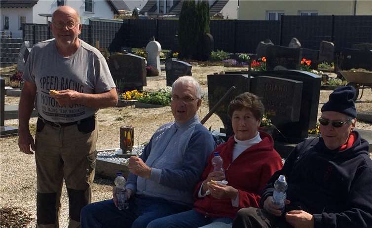 Nach fleißiger Arbeit gönnt man sich eine Rast. Manfred Fink, Herbert & Waltraud Grabner, Adi Esch auf dem Friedhofsgelände. Foto: privat