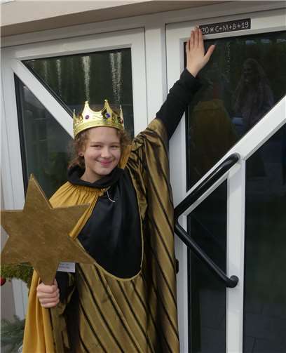 Nach frommem Gesang und Gedichten dokumentierten die kleinen Spendensammler ihren Besuch über den Haustüren.