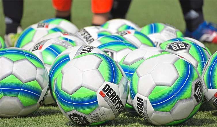 Nach fünf Wochen Pause können es die Jungen nicht erwarten, endlich wieder aufs Spielfeld zu kommen.Foto: privat