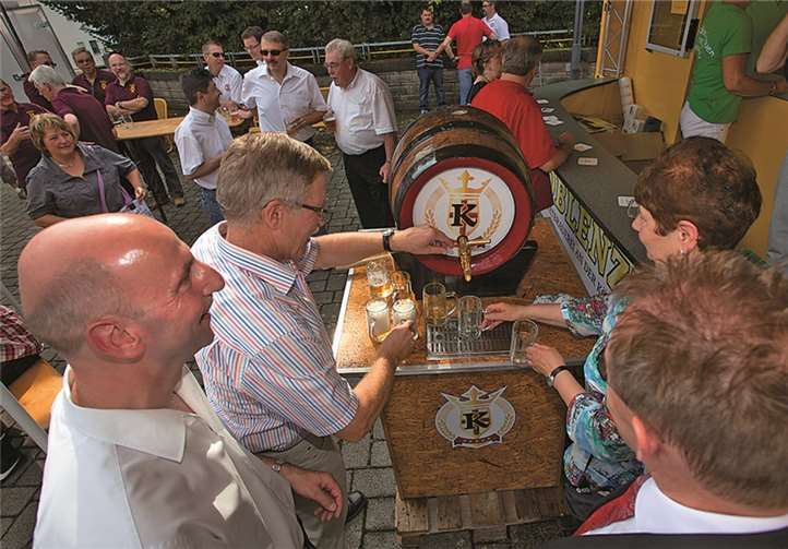 Nach geklapptem Fassanstich sind tätig: Peter Stäblein, Günther Hahn und Irene Herrmann (v.l.).