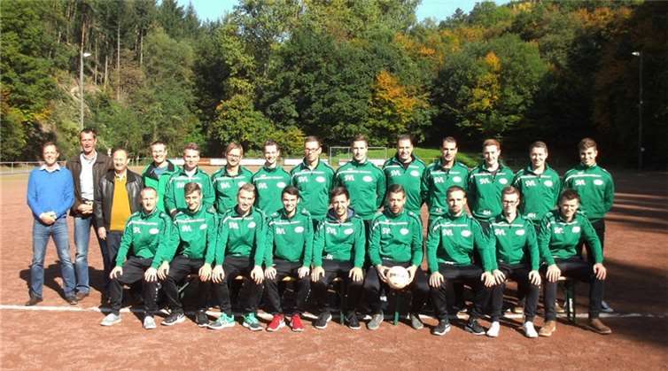 Nach gelungenem Saisonauftakt konnte sich die neu gegründete Seiniorenmannschaft des SV Leubsdorf auch über neue Trikots freuen. privat