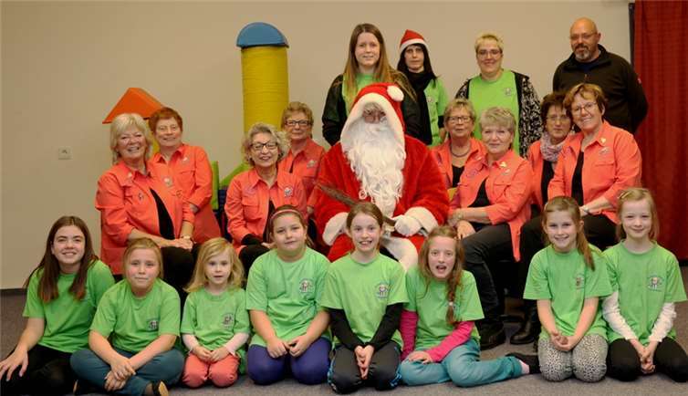 Nach gelungener Tanzvorführung versammelten sich alle zum Gruppenbild. privat