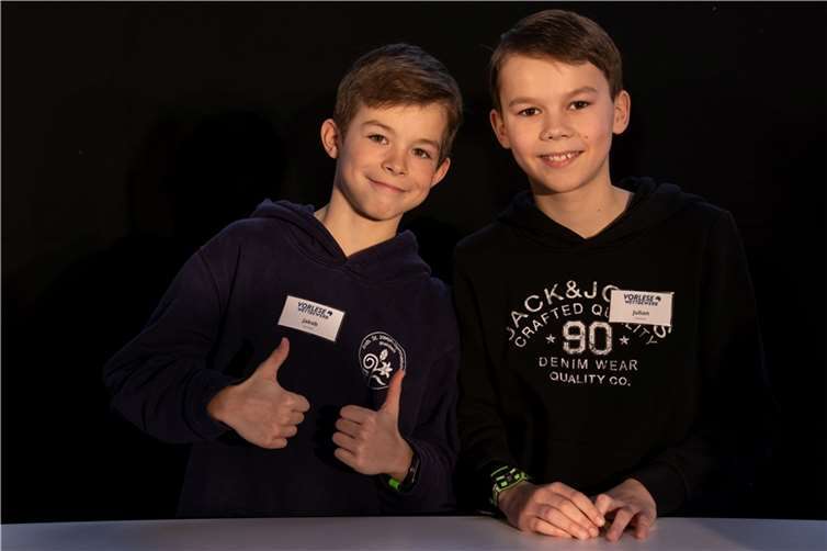 Nach gemeinsamem Zieleinlauf gratuliert Jakob Wanzek dem neuen Kreissieger Julian Unruh. Foto: Ursula Peter