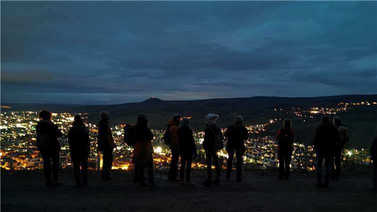 Nach gemütlicher Runde ums Lagerfeuer mit Grillgut und warmen Getränken ging es wieder ins immer mehr beleuchtete Tal.Foto: privat