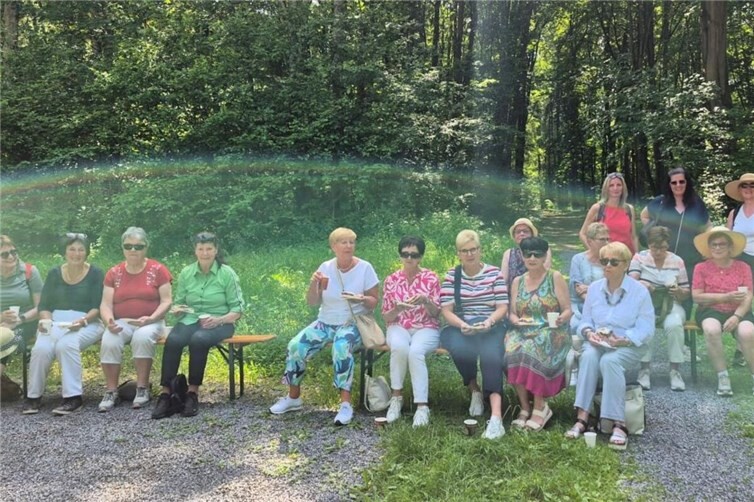 Nach geschaffter Wanderung haben sich die Frauen eine Pause und Stärkung an der Waldkapelle verdient.
