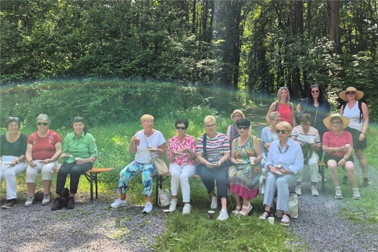 Nach geschaffter Wanderung haben sich die Frauen eine Pause und Stärkung an der Waldkapelle verdient.
