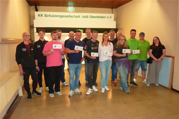 Nach geschlagener Schlacht versammelt sich ein Teil der Teilnehmer an der Dorfmeisterschaft vor der Trefferanlage der Oberbieberer Schützengesellschaft zum Gruppenfoto.