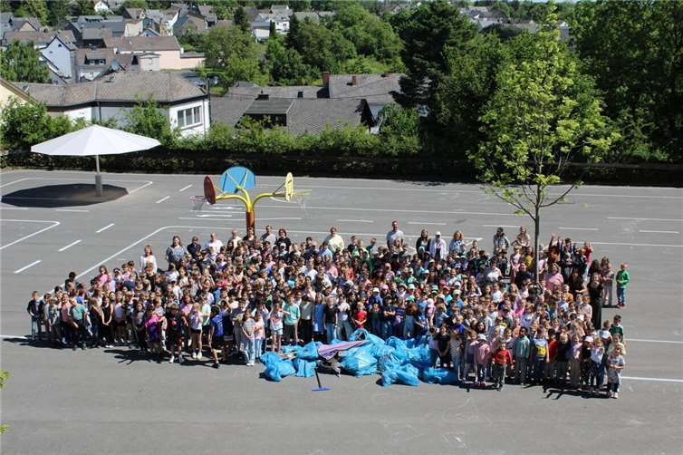 Nach getaner Arbeit: Die Helferinnen und Helfer der Müllsammelaktion der Grundschule Pfarrer-Bechtel. Foto: privat