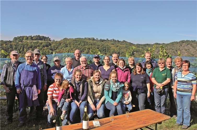 Nach getaner Arbeit fand sich ein Großteil der Lesehelfer zu einem Gruppenbild auf dem Schutzhüttenplateau über dem Königinnenwingert zusammen.privat
