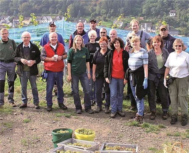Nach getaner Arbeit fand sich ein Großteil der Lesehelfer zu einem Gruppenbild zusammen.privat
